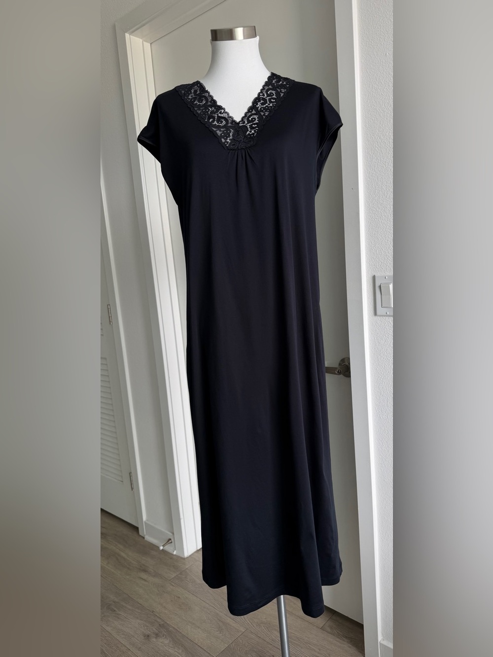 HANRO Moments Nightgown, Size S, Black.